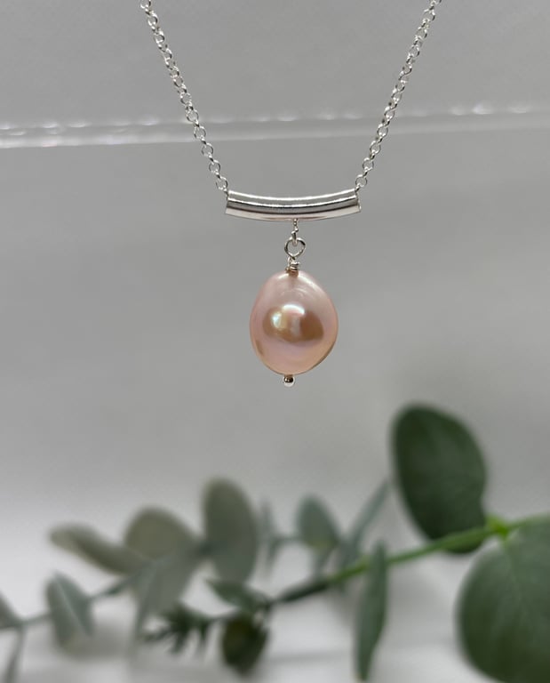 Silver pendant with peach freshwater pearl