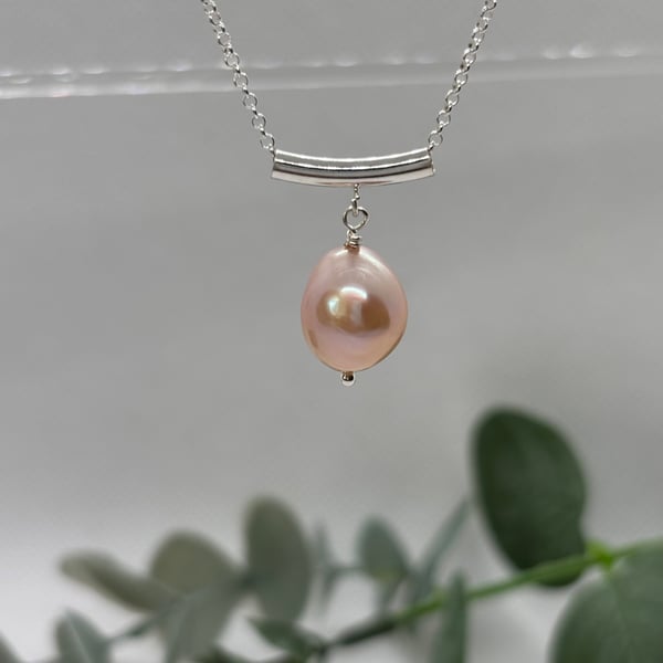 Silver pendant with peach freshwater pearl