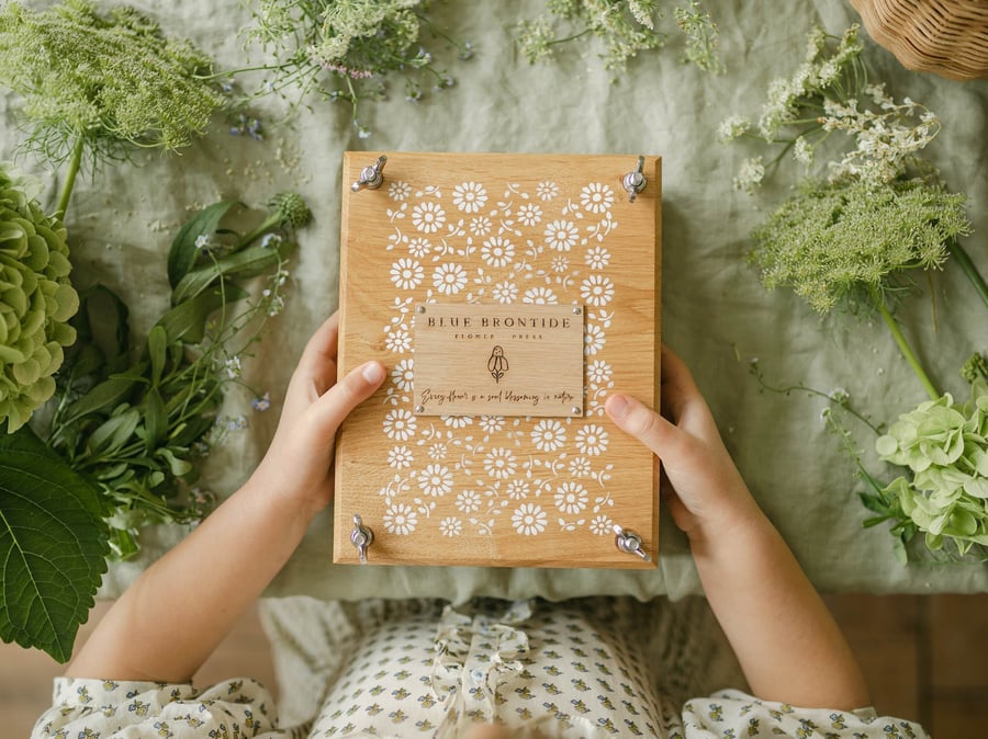 Heirloom Wooden Flower Press - Delicate Daisy - Large Botanical Press