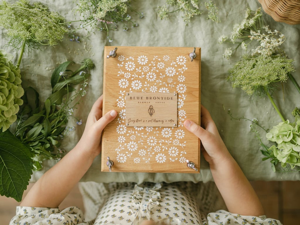 Heirloom Wooden Flower Press - Delicate Daisy - Large Botanical Press