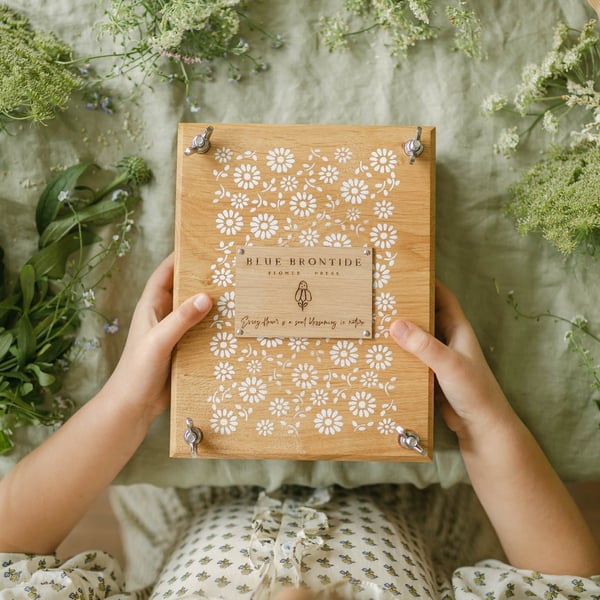 Heirloom Wooden Flower Press - Delicate Daisy - Large Botanical Press