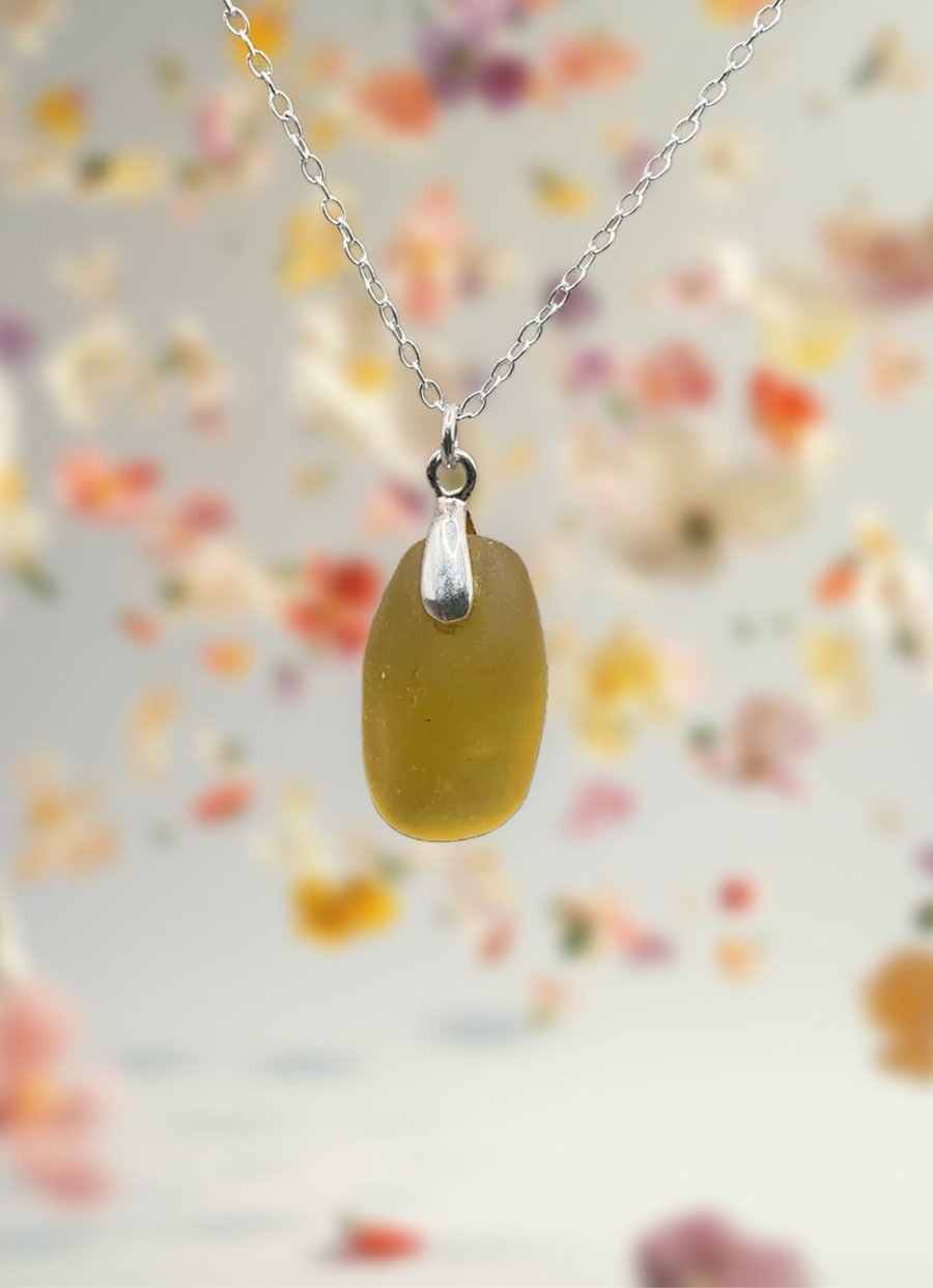 Seaglass necklace, honey yellow colourBeautiful smooth piece of seaglass. St 