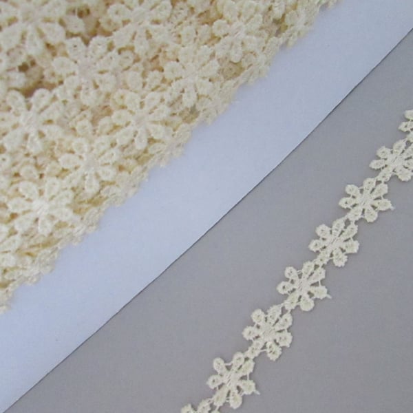 Cream Daisy Venise Guipure Lace sold by the metre