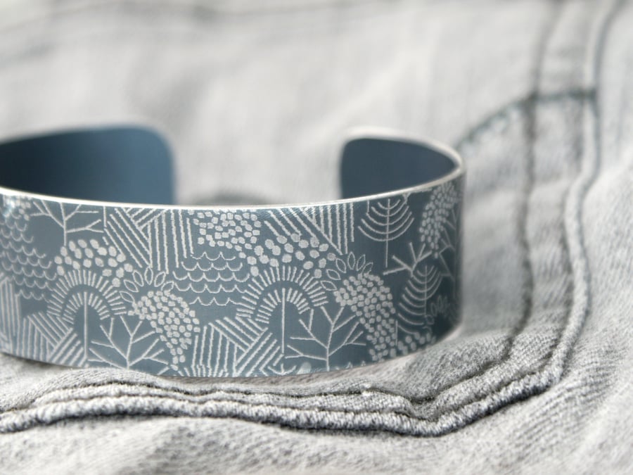 Forest pattern cuff bracelet grey