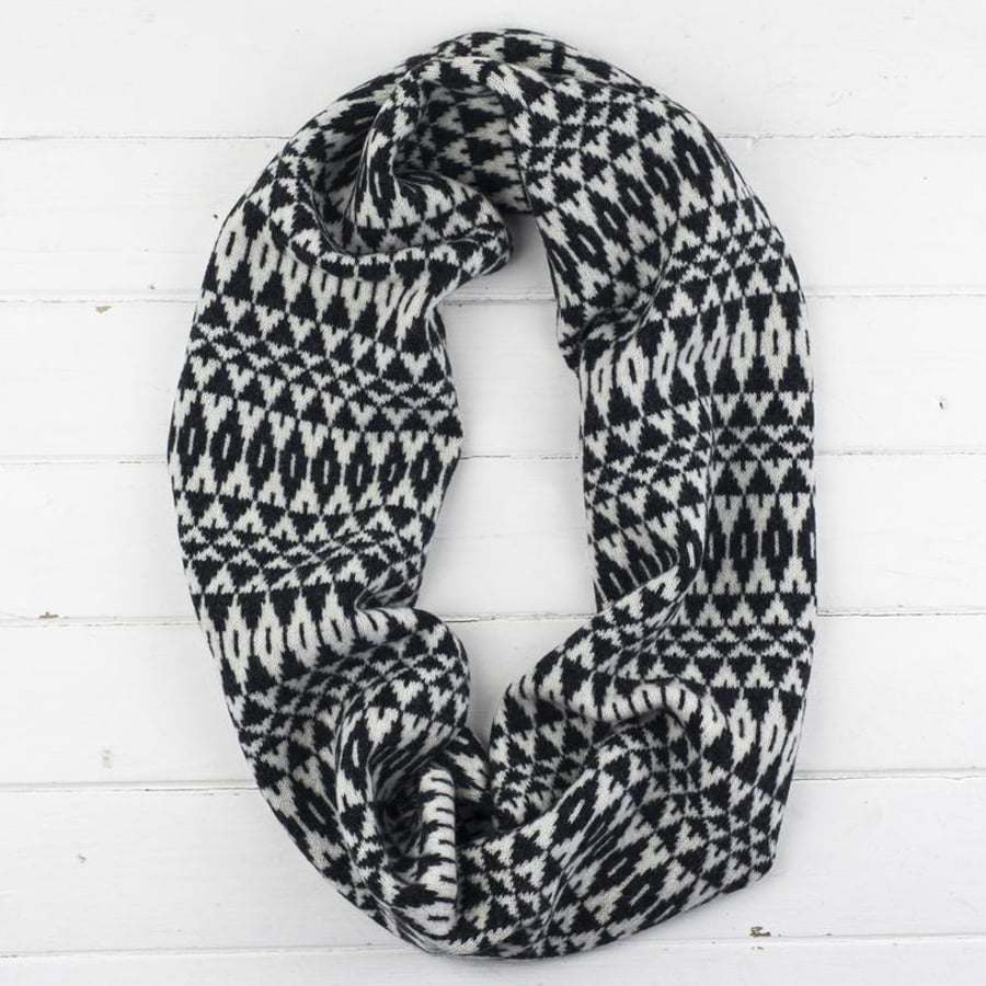 Mirror knitted circle scarf - monochrome