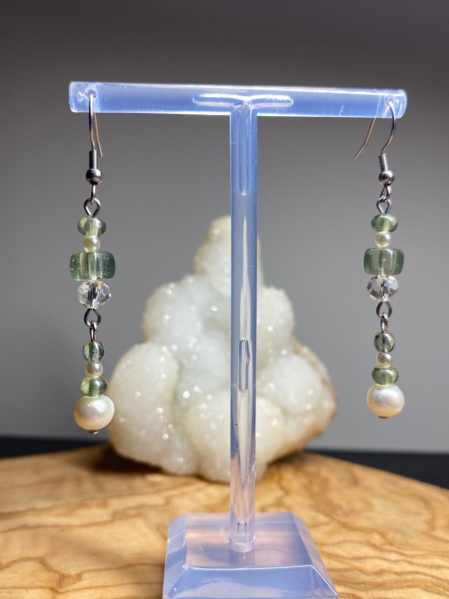 Jocelyn - Pearl & Light Green Earrings 