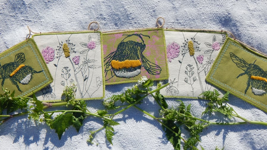 Bee and wild flowers - 99 cm - Screen printed Bunting