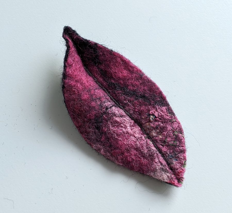 Felted leaf brooch : dark pinks iii