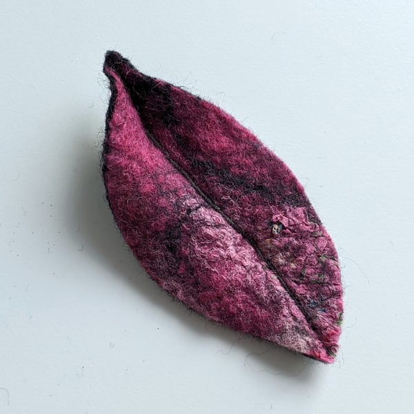Felted leaf brooch : dark pinks iii