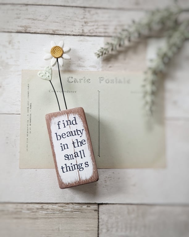 Clay Daisy Flower in a Printed Wood Block 'Find Beauty in the Small Things'