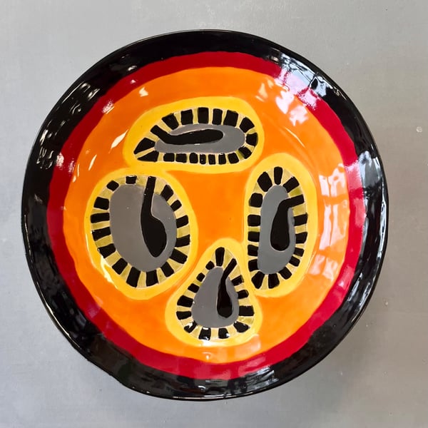 SHINEY BOWL WITH LEGS