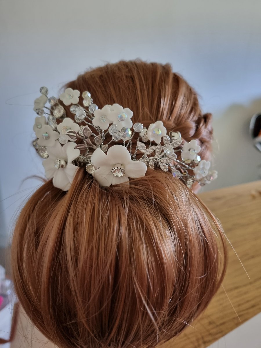 Bridal hair comb.  Bridal hair accessories.  Handmade floral hair comb. Wedding 