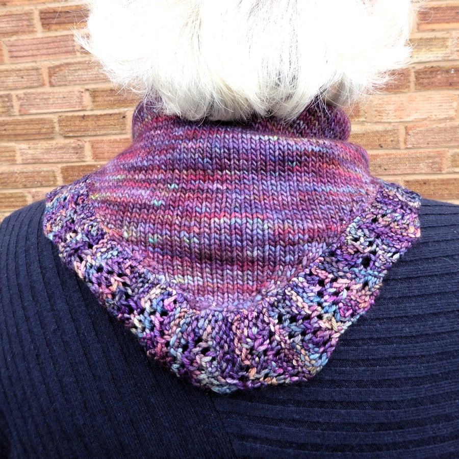Triangular neck warmer