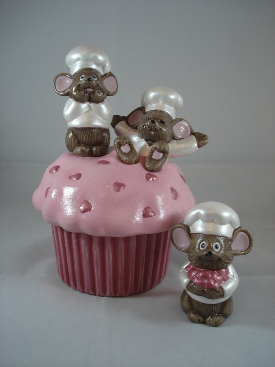 Ceramic Hand Painted Novelty Pink Cup Cake Trinket Jewellery Gift Box Container.