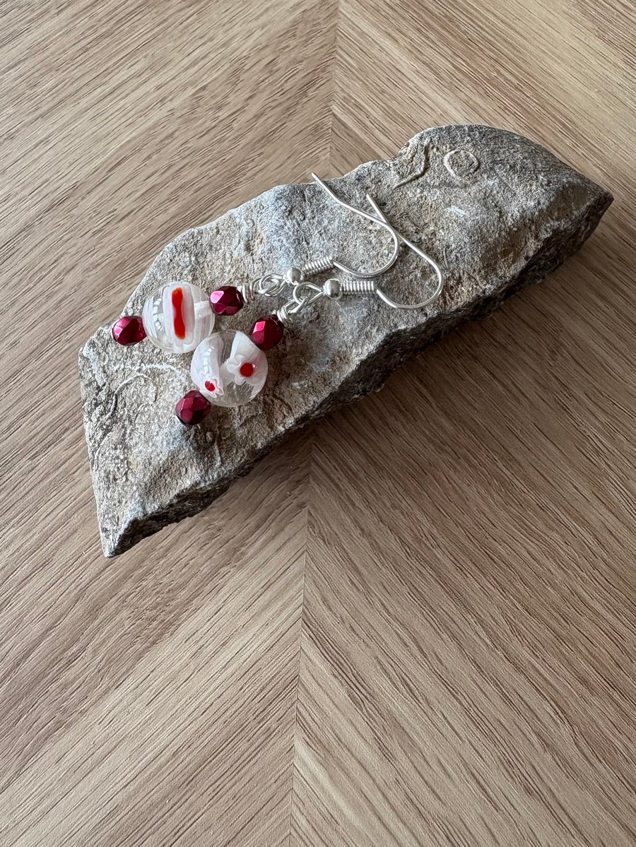 Fun earrings in red and white 