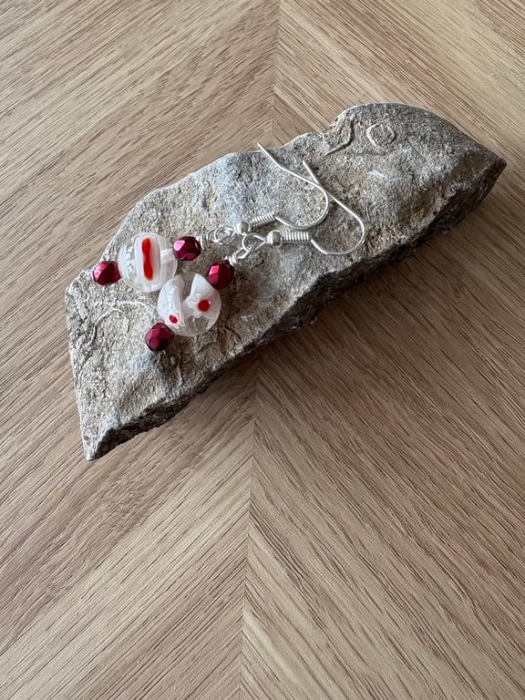 Fun earrings in red and white 