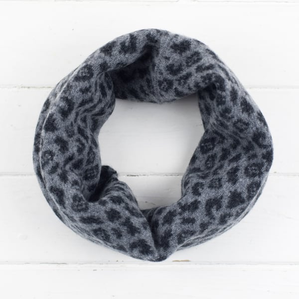 Leopard knitted cowl - grey