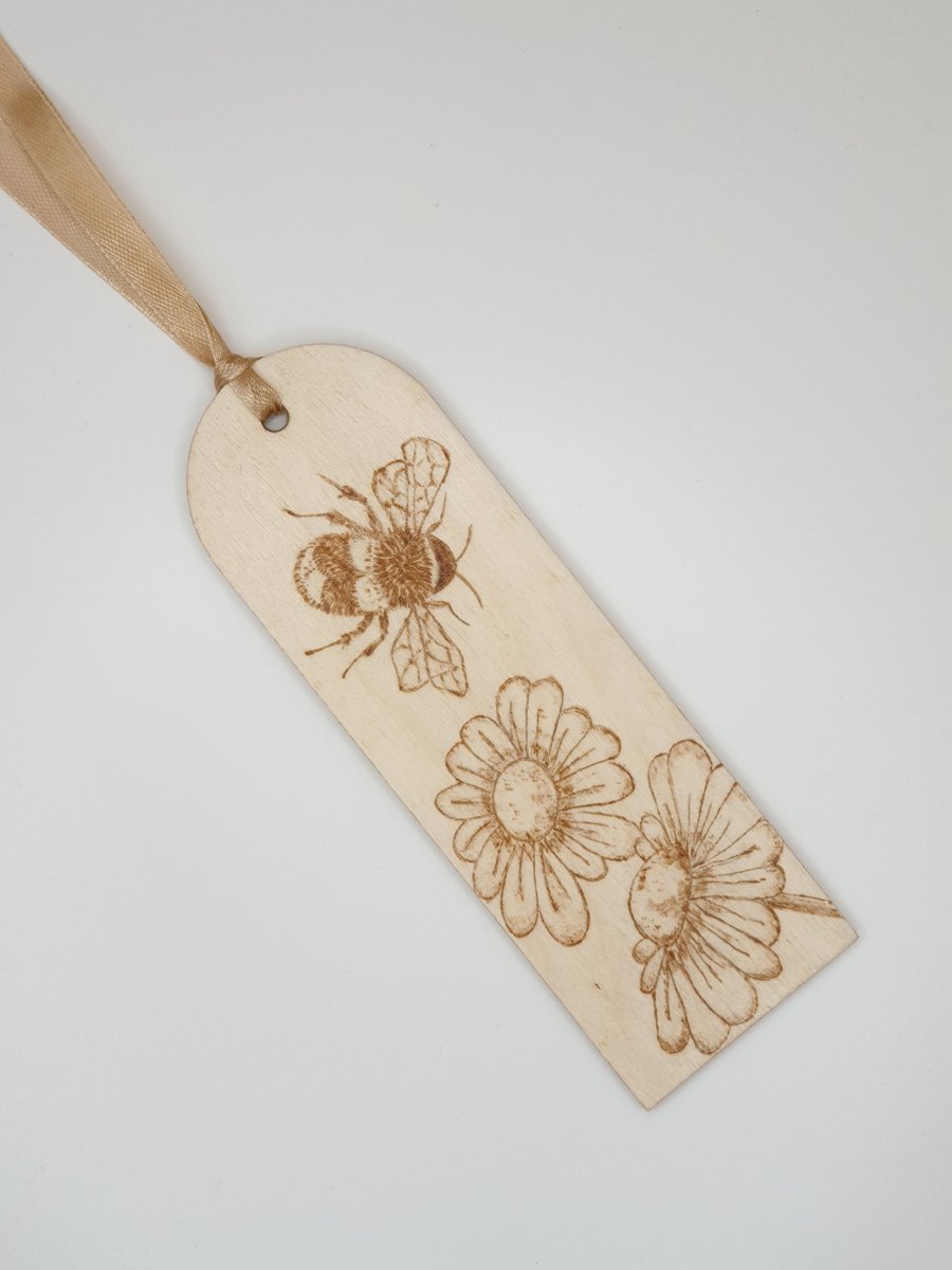 Bookmark bee handburnt using pyrography and made from wood