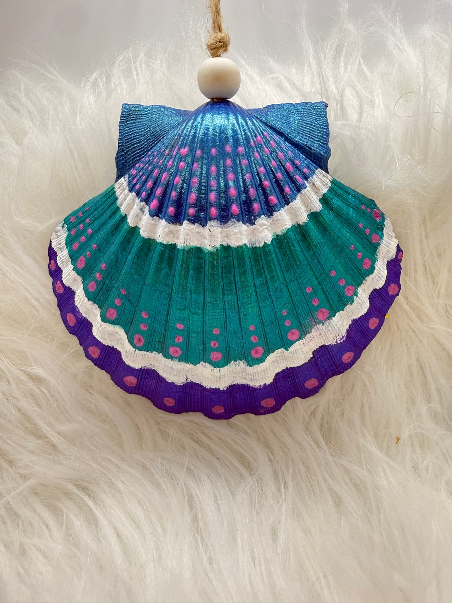 Hand painted scallop shell hanging decoration 