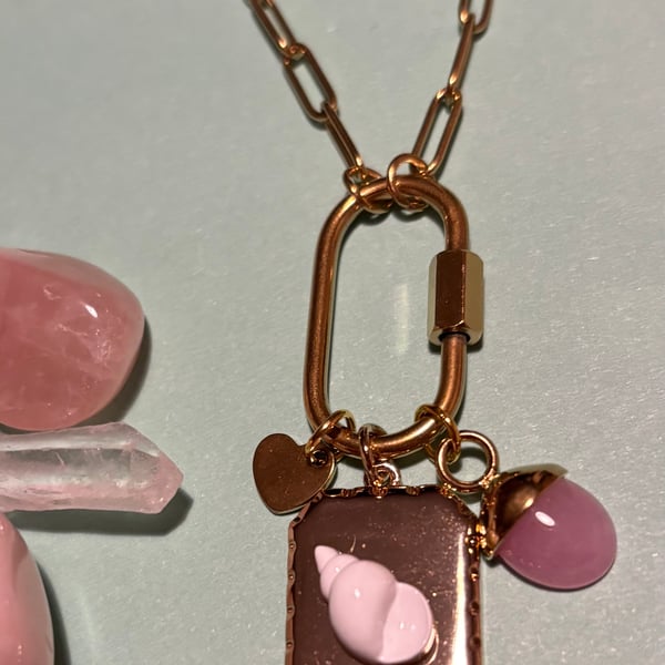 Gold coloured shell and rose quartz necklace