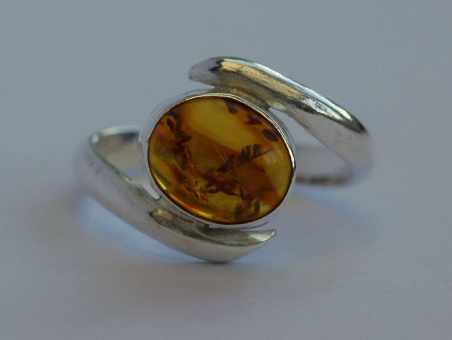 Sterling Silver Crossover Ring with Amber Cabochon, size N,  R46