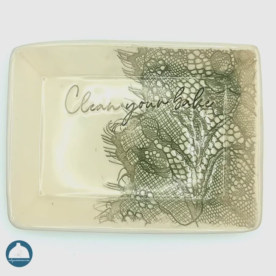 Ceramic dish with lace detail