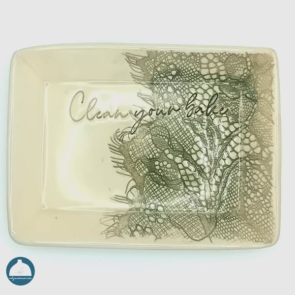 Ceramic dish with lace detail