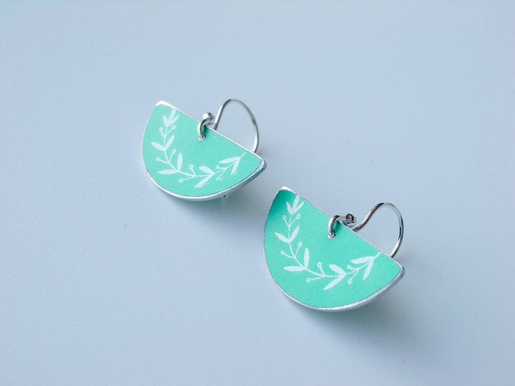 Fan earrings in green with wreath of leaves