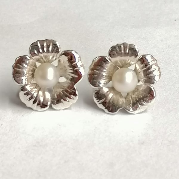 Pearl studs hand made from Sterling Silver set with a 5mm Freshwater Pearl