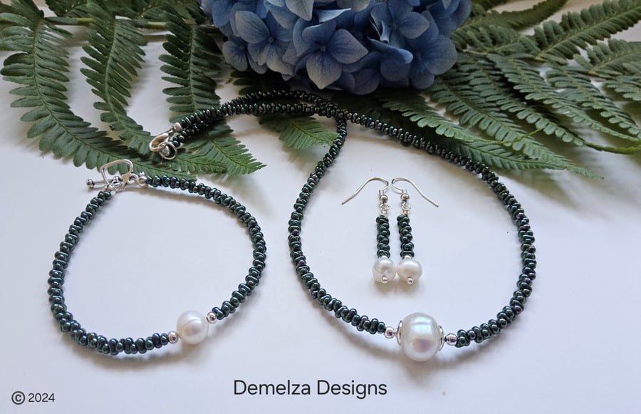 Barogue Pearl & Bottle Green Pearlescent Peanut Seed Bead Jewellery Set