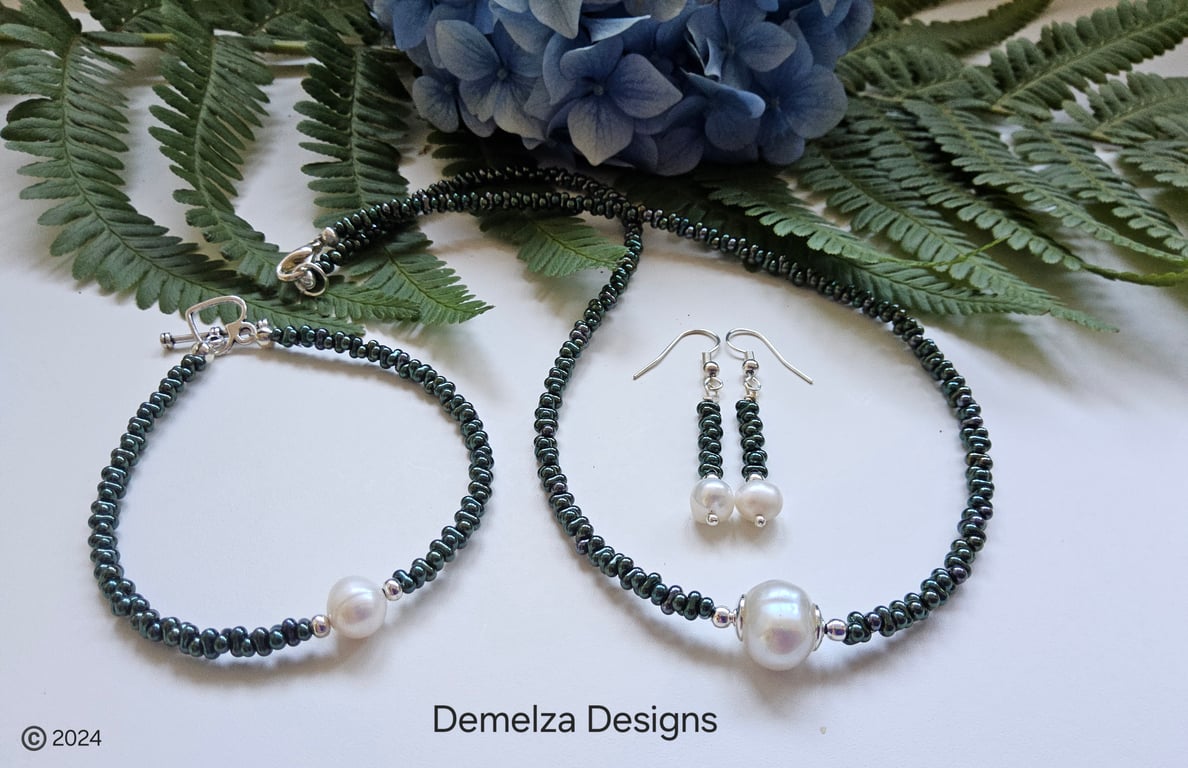 Barogue Pearl & Bottle Green Pearlescent Peanut Seed Bead Jewellery Set