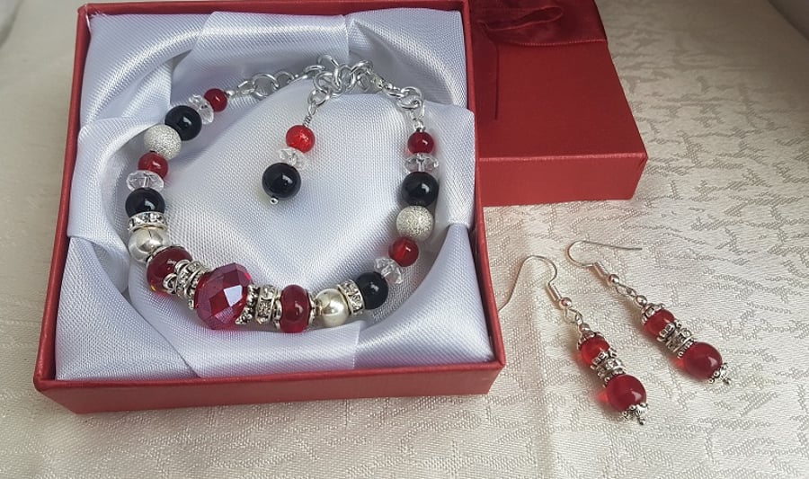 Harlequin bracelet and earrings set