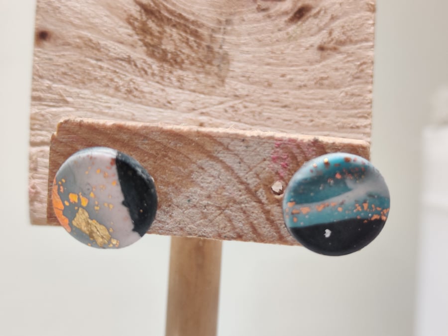 Snowy night blue small stud earrings 