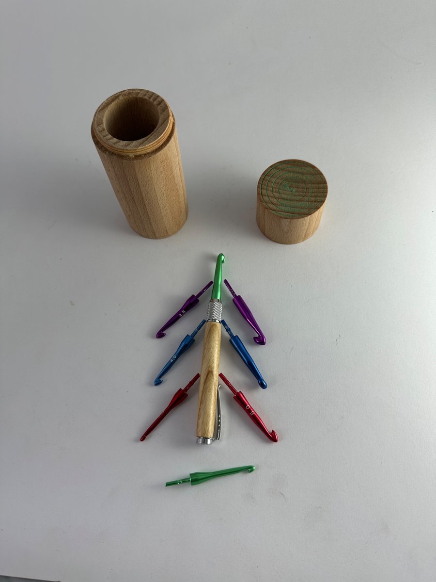 Crochet hook set with 8 hooks