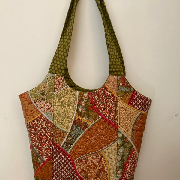 Embroidered quilted handbag 