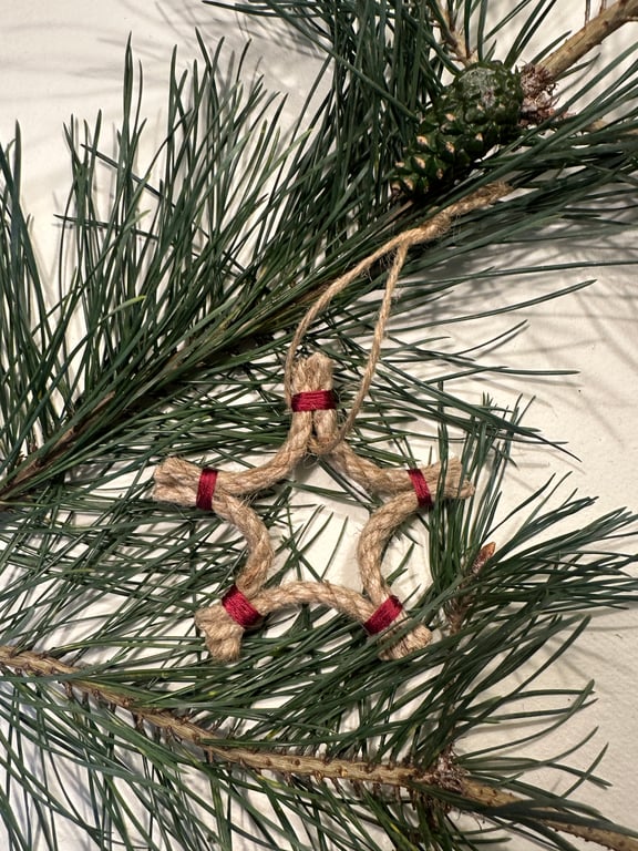 Jute star decoration with red accent 
