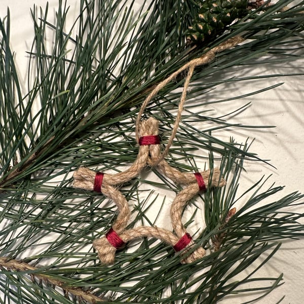 Jute star decoration with red accent 