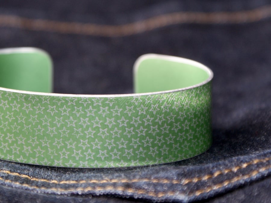 Star pattern aluminium cuff light green