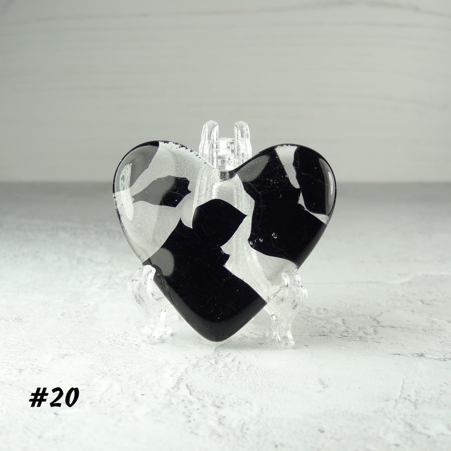Fused glass black and clear heart pocket hug with stand 5x4.5cm (20)