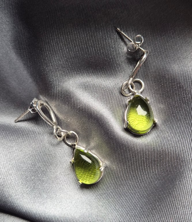 Sterling silver and green parrot jade earings 