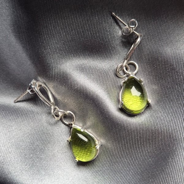 Sterling silver and green parrot jade earings 