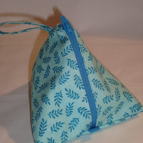 Knitting Pyramid Bag Small