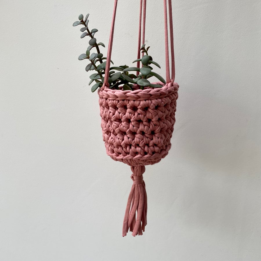Crochet hanging planter - pink