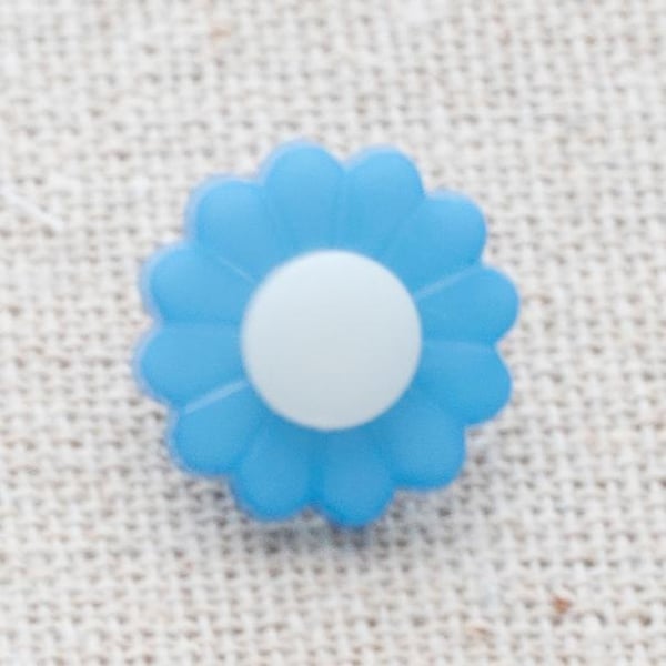 10 Blue Daisy flower buttons 15mm