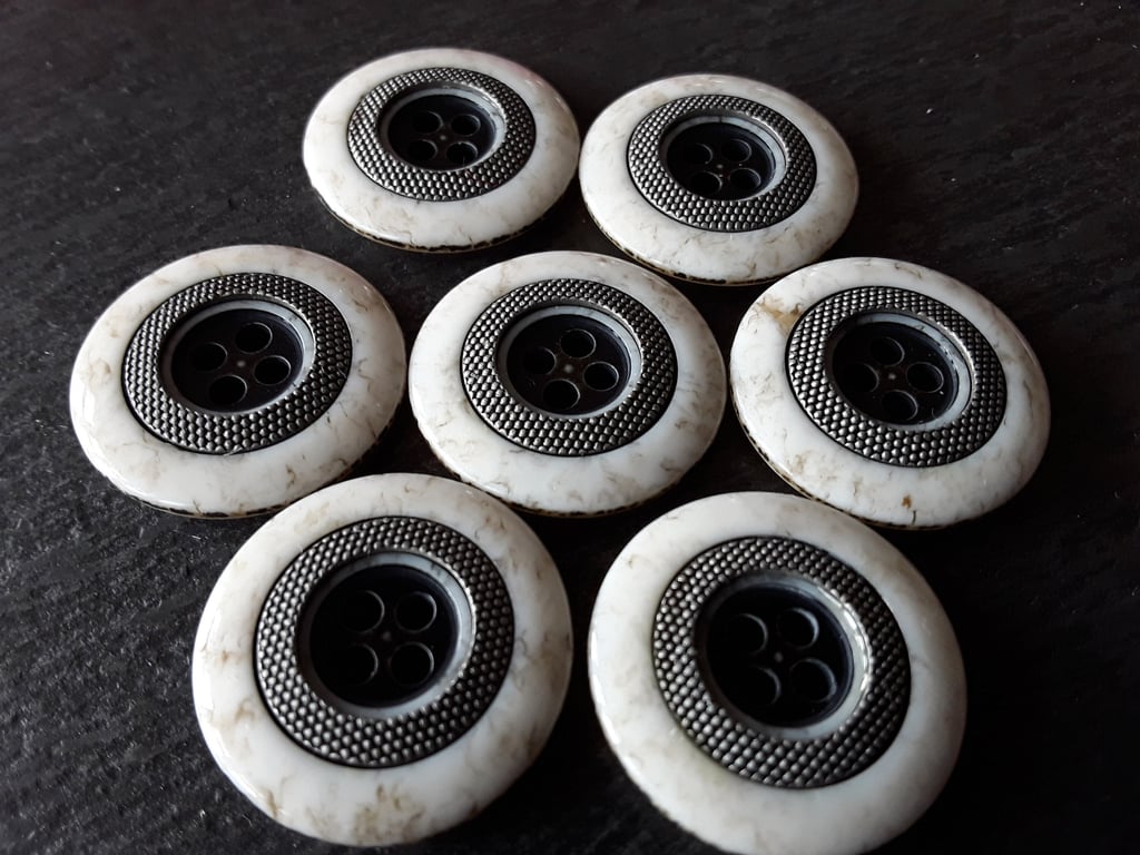 7 8" 22.4mm 36L Designer Buttons 1980's Bespoke German collection x 7