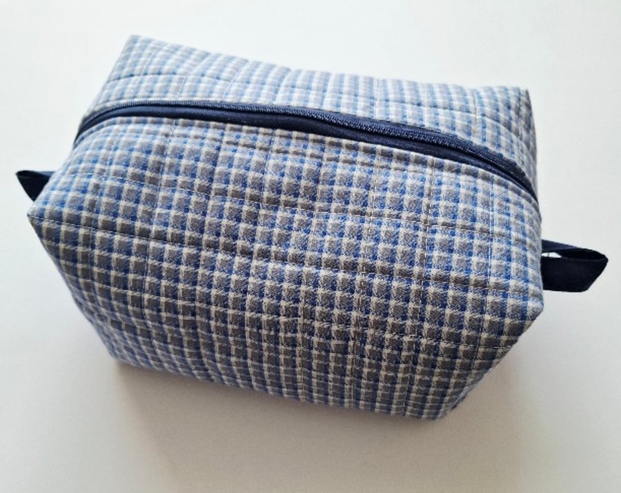 Light blue checked quilted boxed pouch