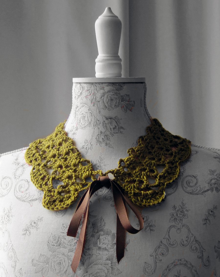 Lacy Lichen crochet collar 