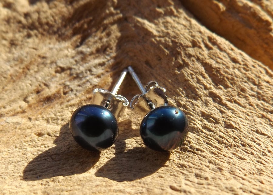 Black pearl sterling silver stud earrings