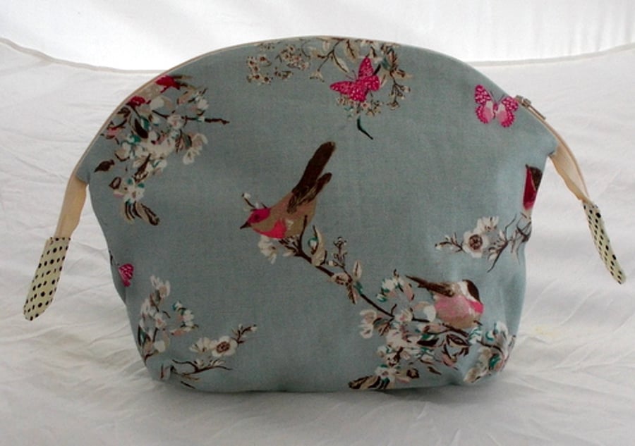 Toiletries bag printed with little birds and flowers