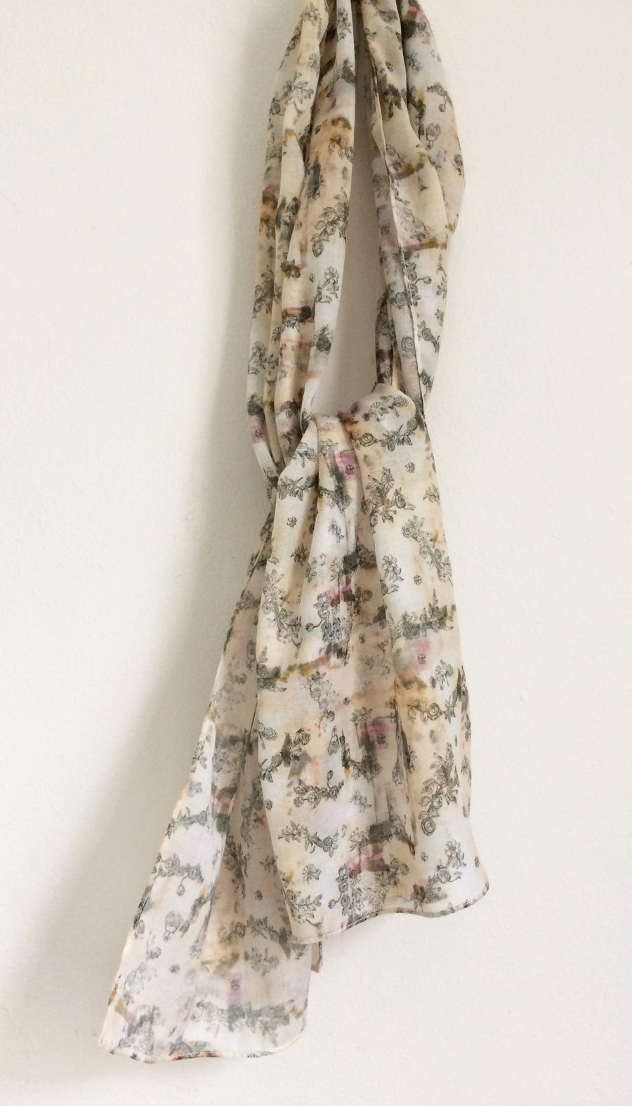 Flowery muslin scarf vintage style print